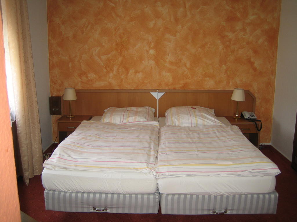 Landhotel Weinhaus Treis Weinähr Стая снимка